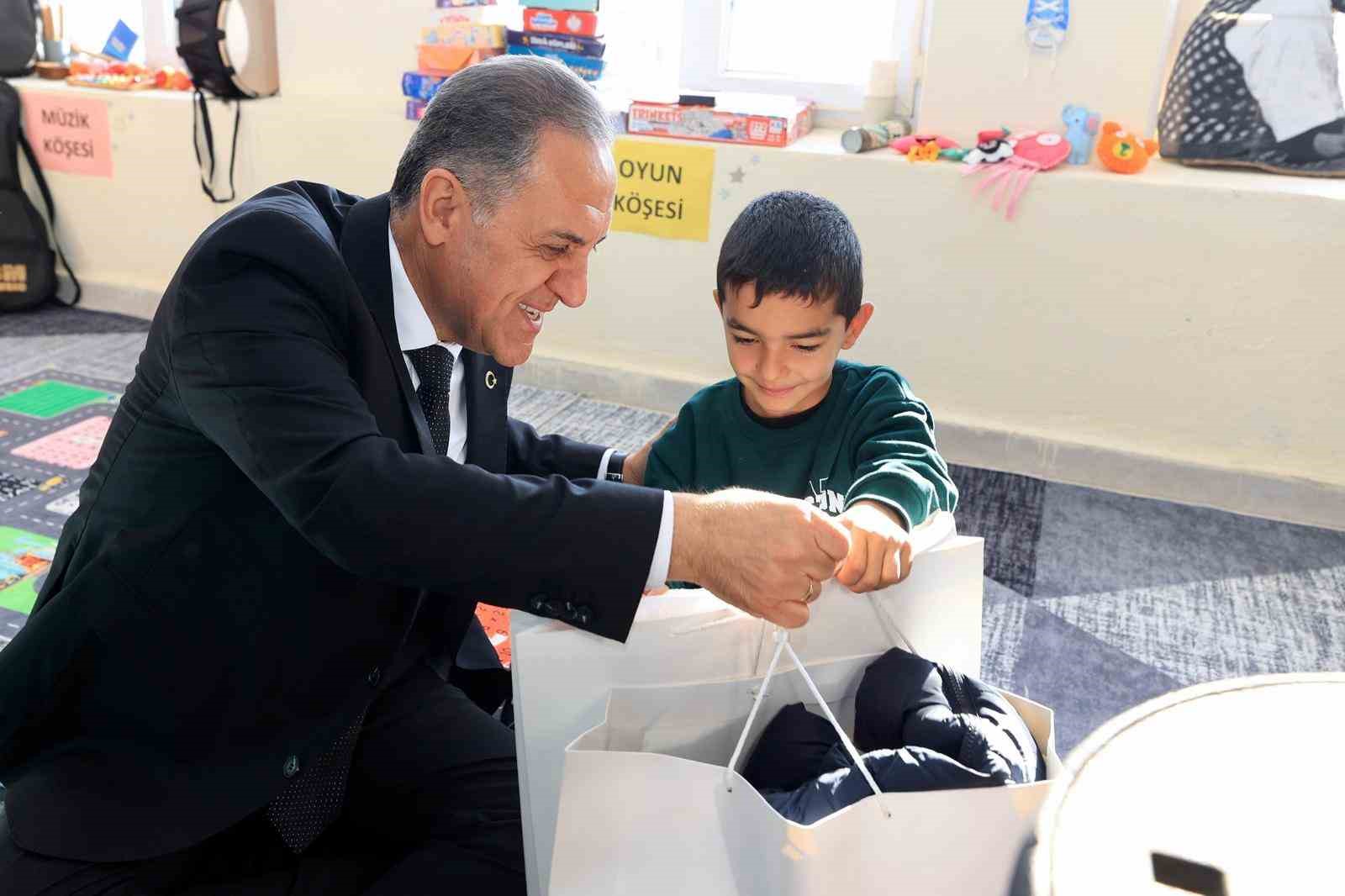 Vali Usta’dan fedakar öğretmene ve 4 öğrencisine ziyaret
