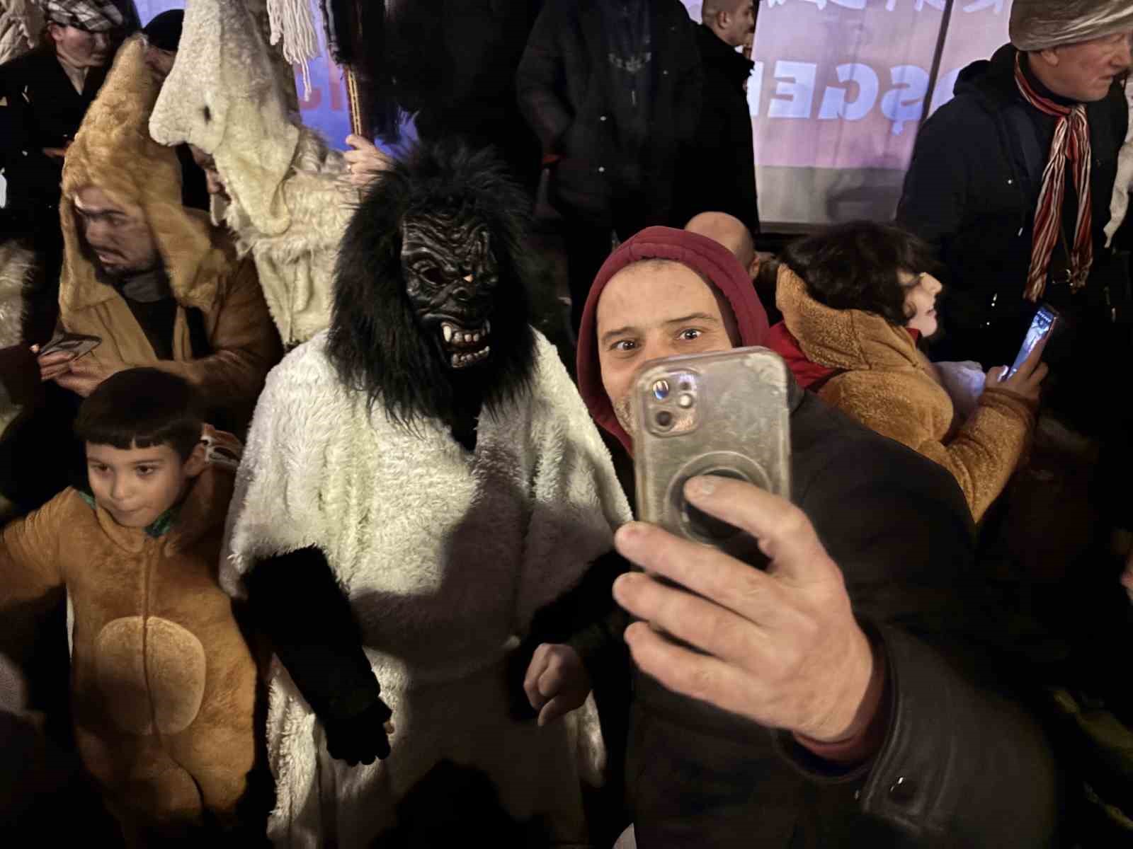Birbirinden ilginç kostümlerle Kalandar geleneği yaşatıldı