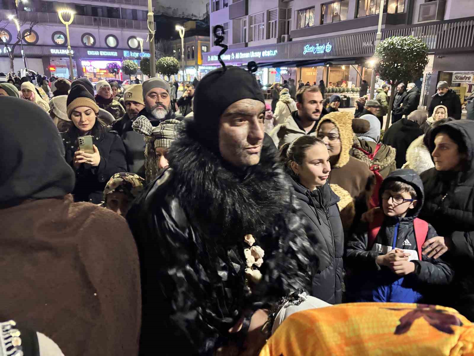 Birbirinden ilginç kostümlerle Kalandar geleneği yaşatıldı
