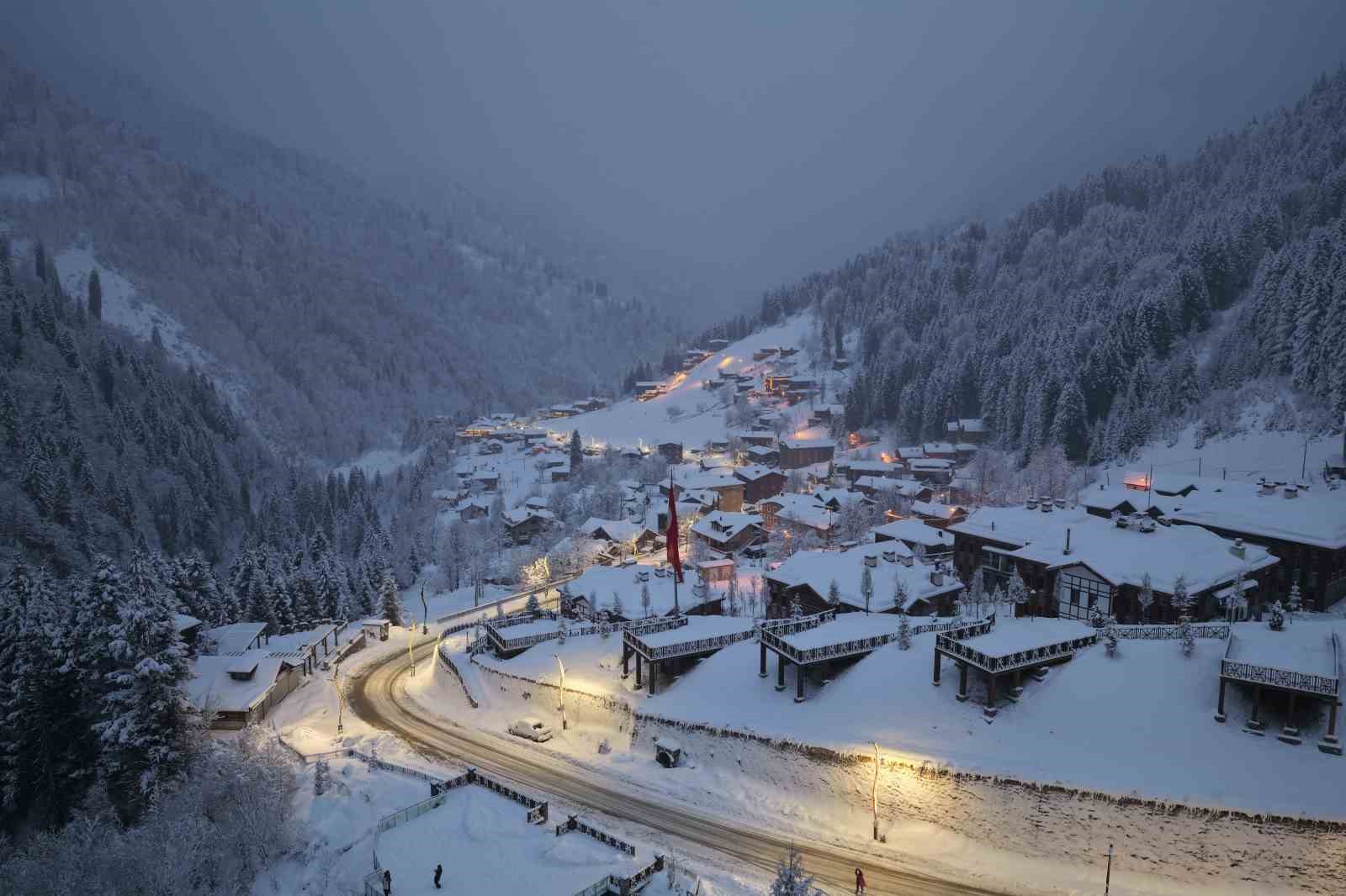 Beyaza bürünen turizm cenneti Ayder havadan görüntülendi