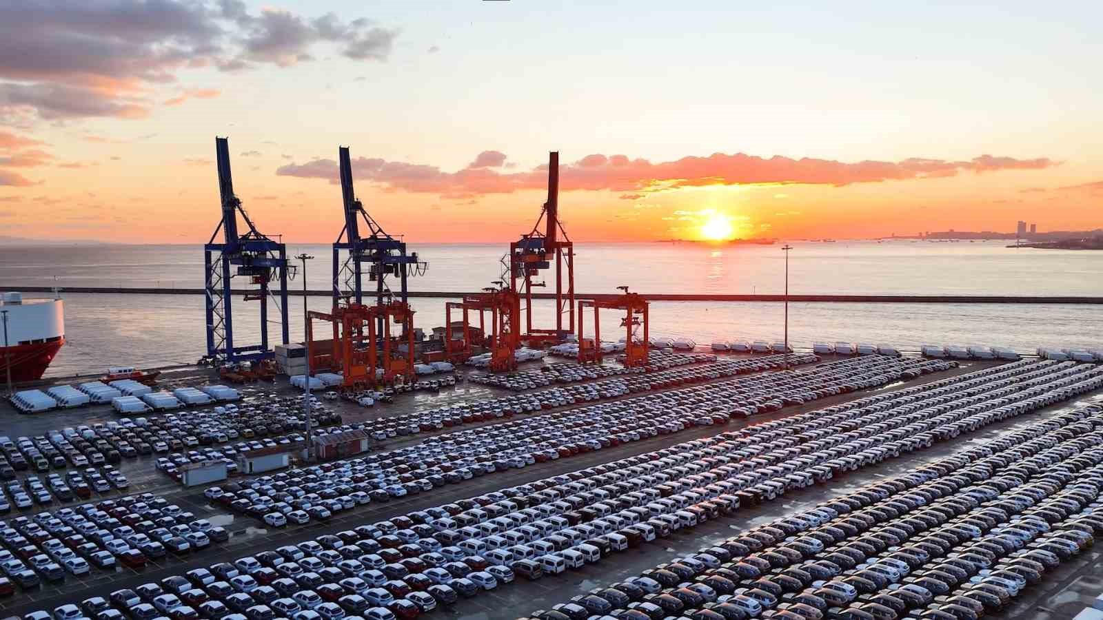 İthal otomobiller Haydarpaşa Limanı’nı doldurdu