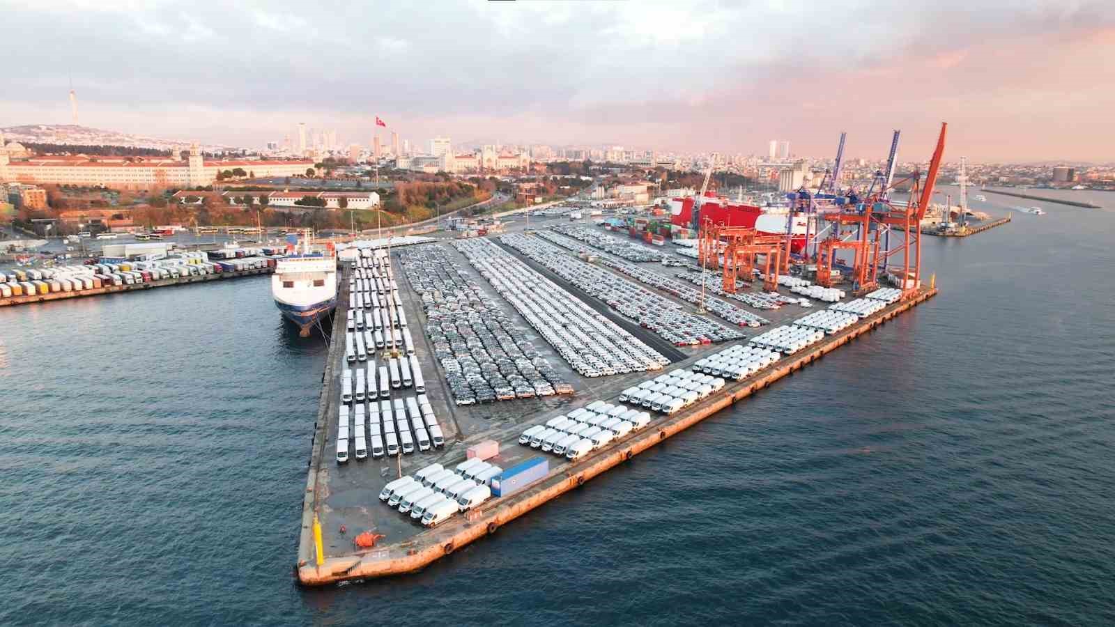 İthal otomobiller Haydarpaşa Limanı’nı doldurdu