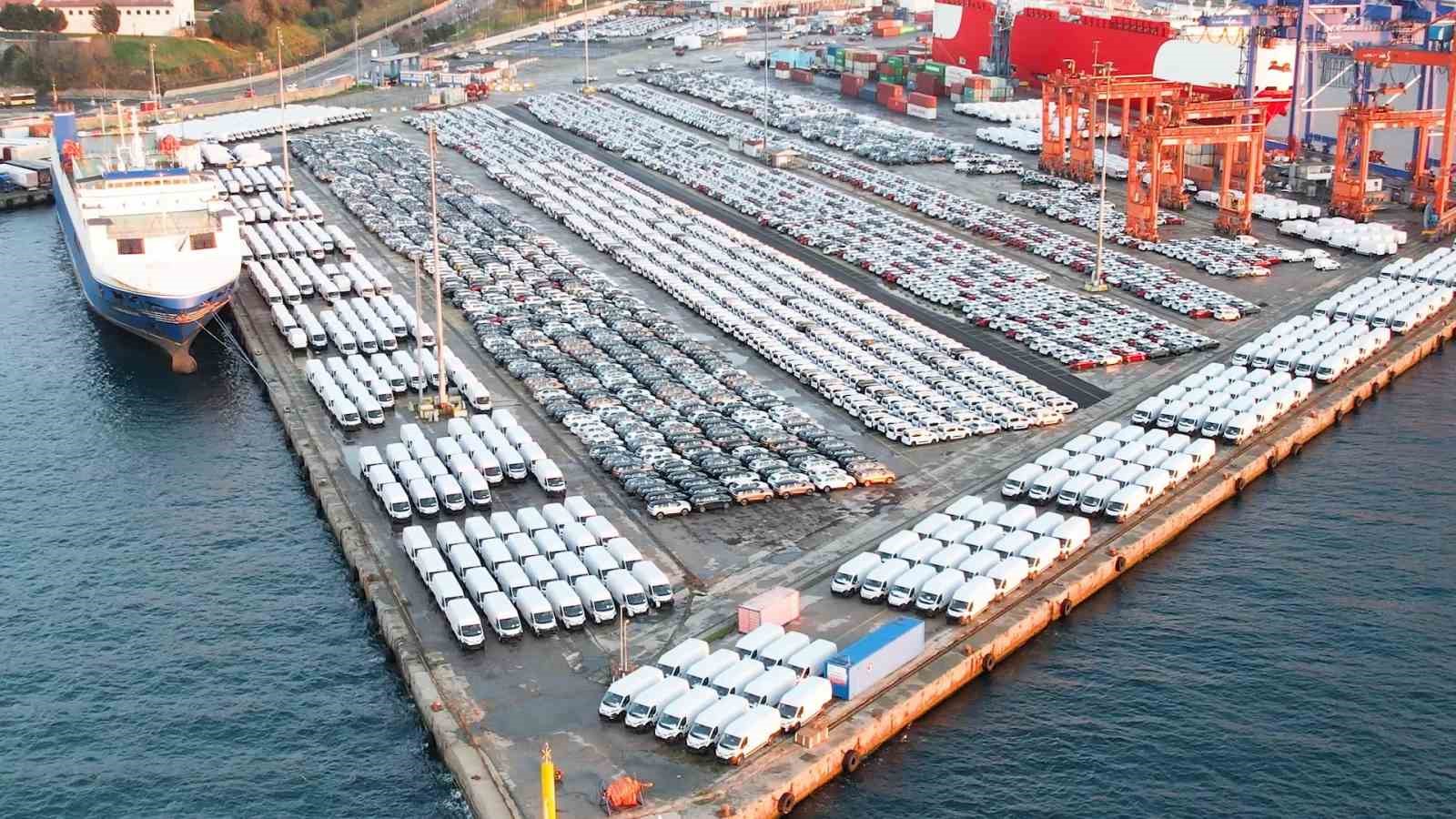 İthal otomobiller Haydarpaşa Limanı’nı doldurdu