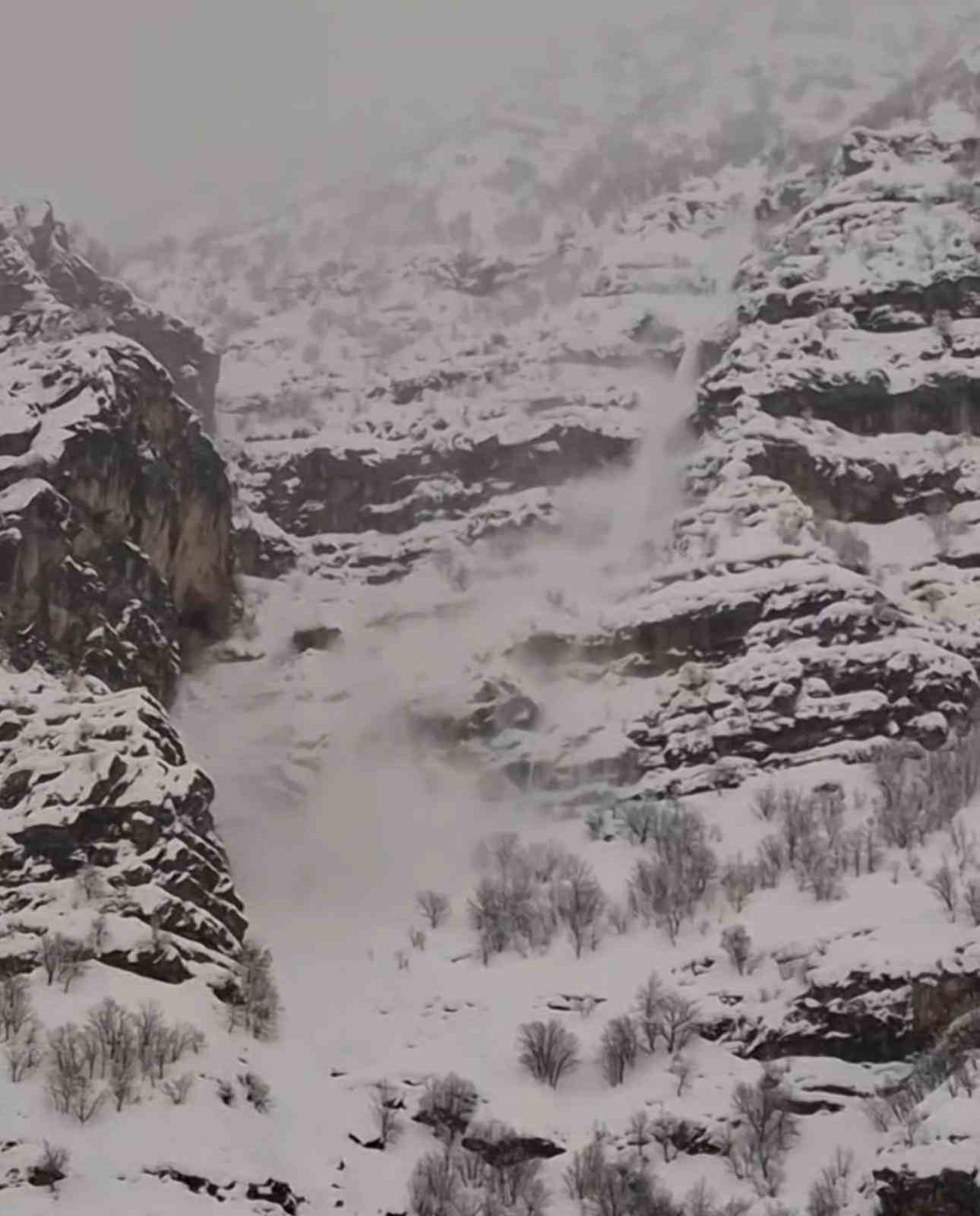 Şırnak’ta çığ düşme anı kamerada