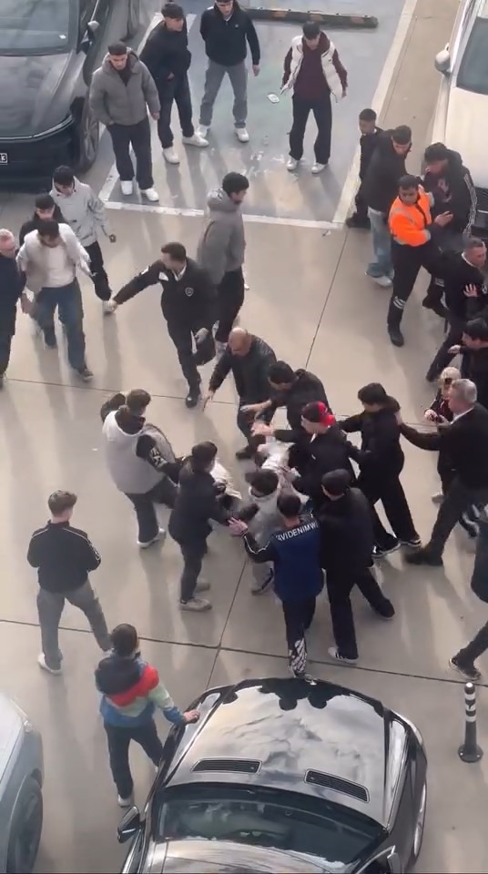 Bursa’da gençler birbirine girdi