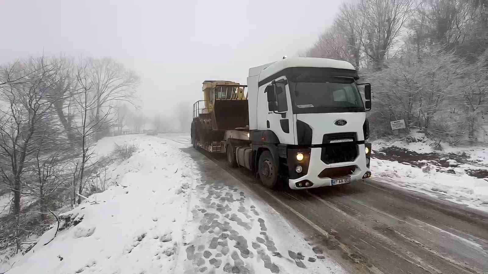 Karda kayan tır yolu trafiğe kapattı