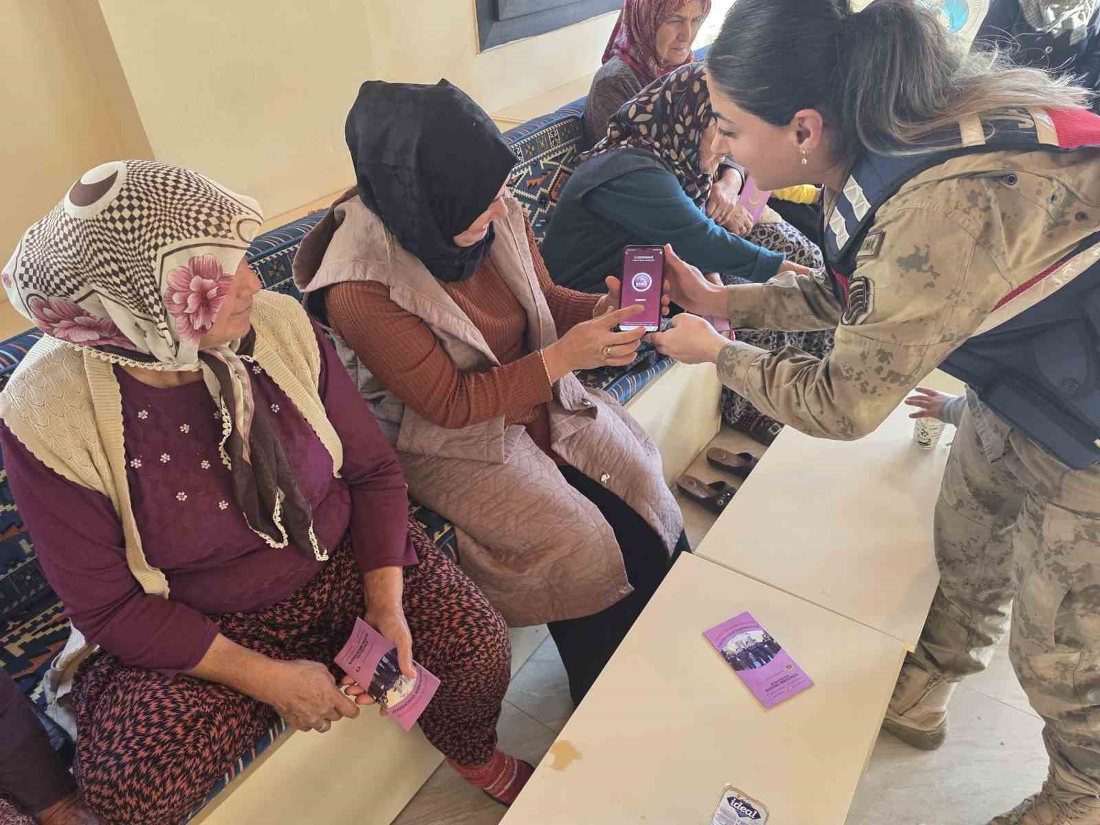 Jandarma ekipleri 2025 yılında KADES uygulamasını tanıttı