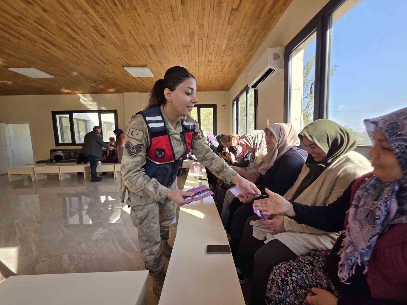 Jandarma ekipleri 2025 yılında KADES uygulamasını tanıttı