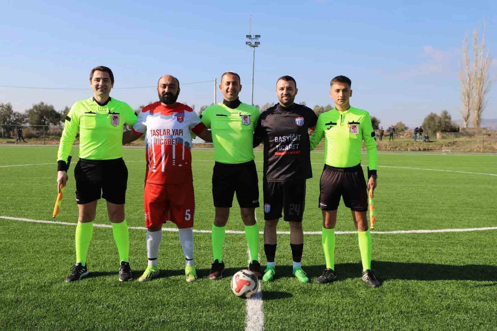 Selendi Belediyespor şampiyonluğa koşuyor