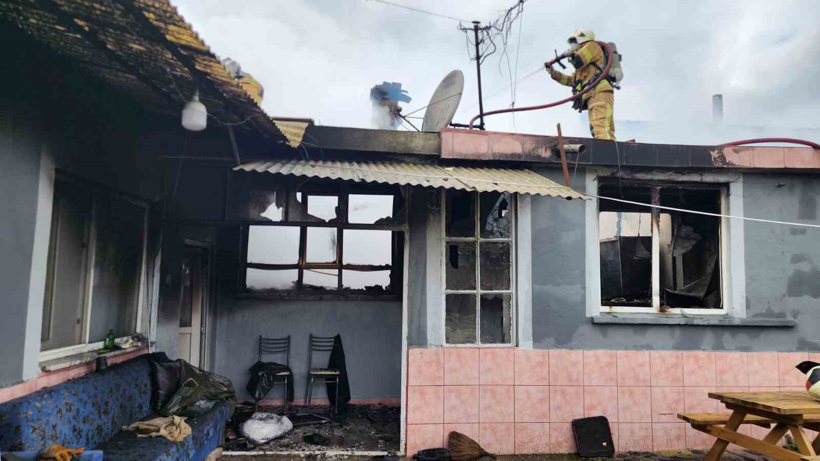 Bursa’da müstakil evde yangın: Dumandan etkilenen yaşlı adam hastaneye kaldırıldı