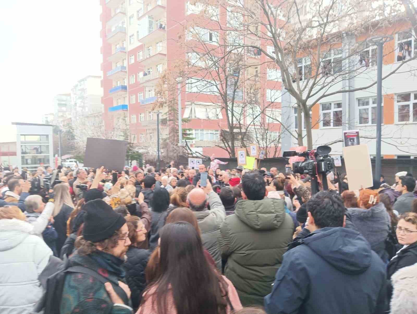 Hayvanseverlerden metroda belediye görevlilerince öldürüldüğü iddia edilen köpek için ABB’ye tepki
