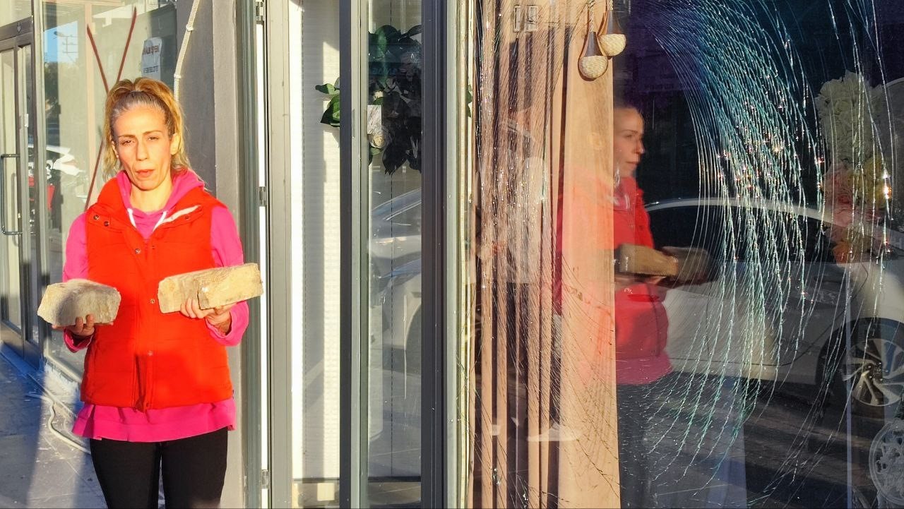 Taşlı saldırıyı iş yeri sahibi oğluna yaptırmış
