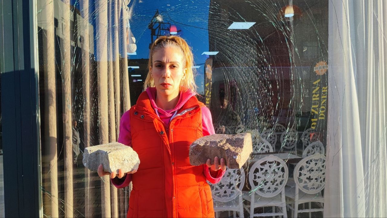 Taşlı saldırıyı iş yeri sahibi oğluna yaptırmış