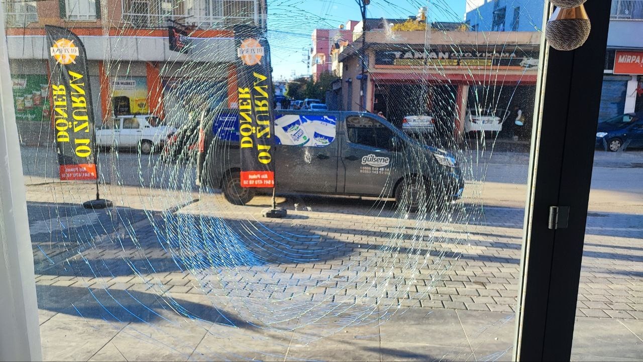 Taşlı saldırıyı iş yeri sahibi oğluna yaptırmış