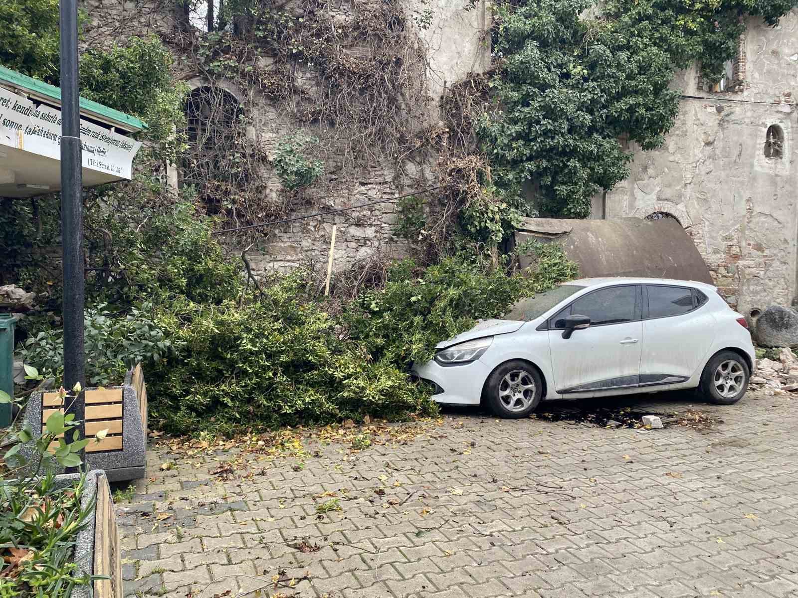 Fırtına tarihi kiliseyi de vurdu