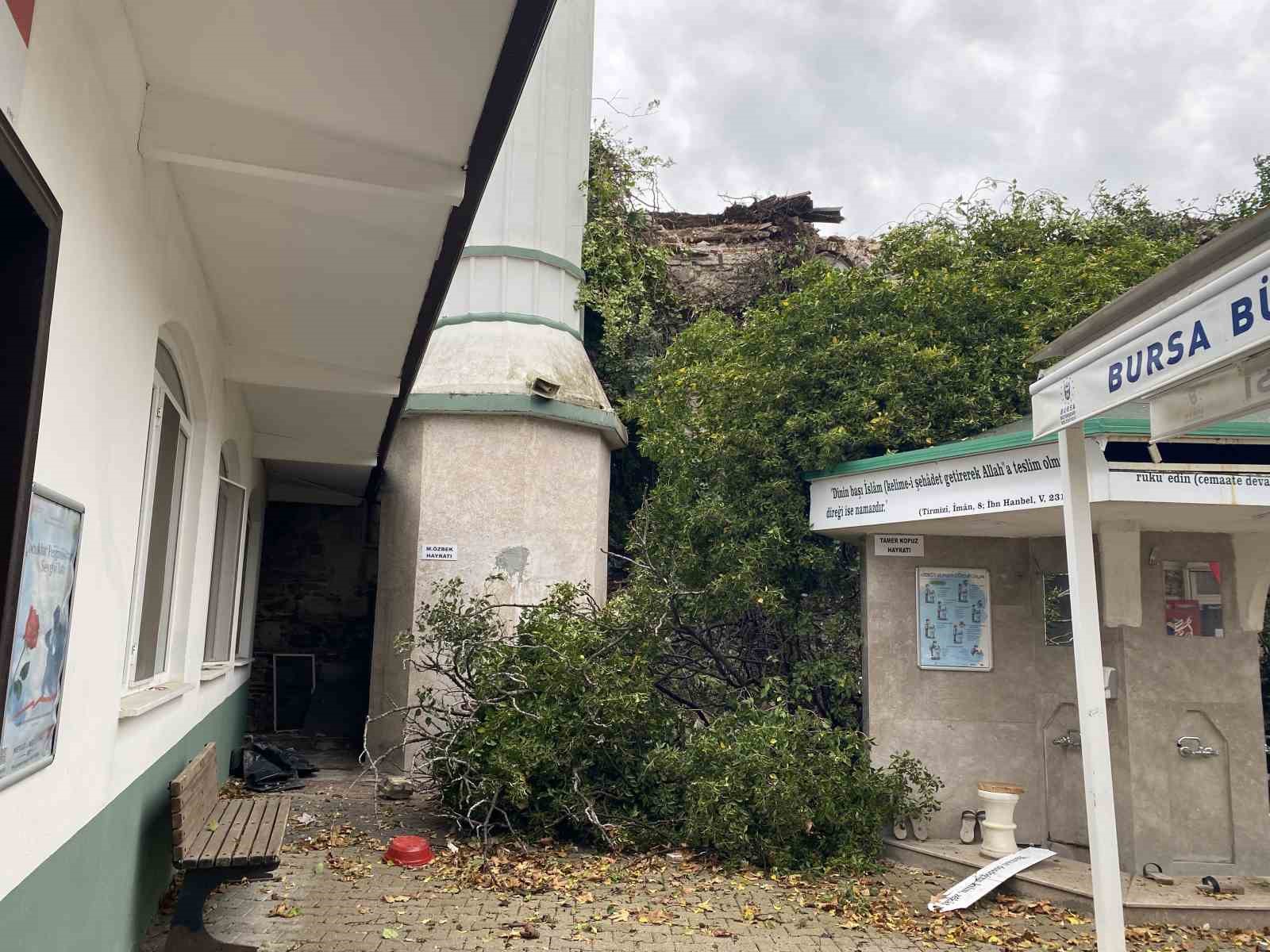 Fırtına tarihi kiliseyi de vurdu