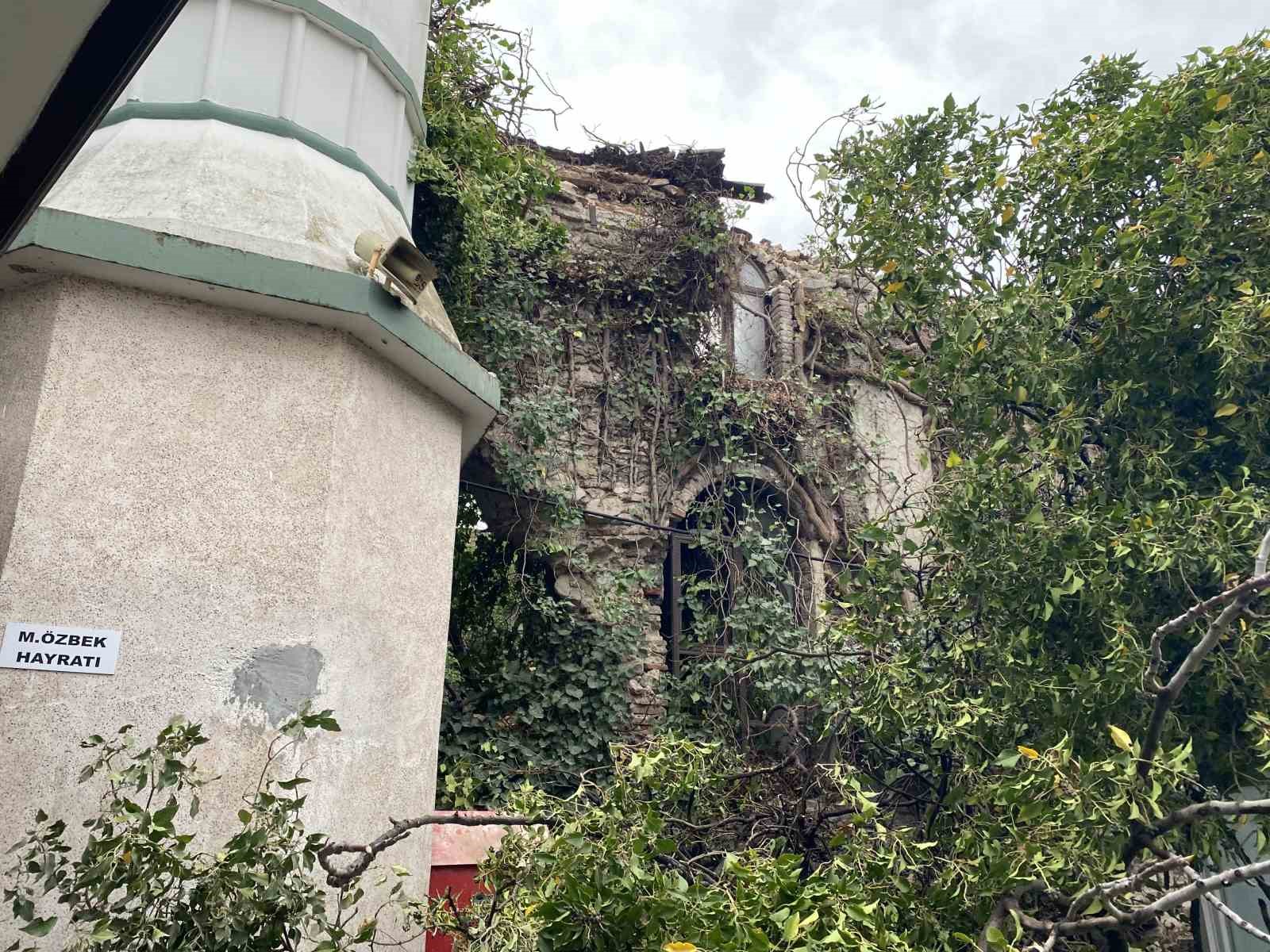 Fırtına tarihi kiliseyi de vurdu