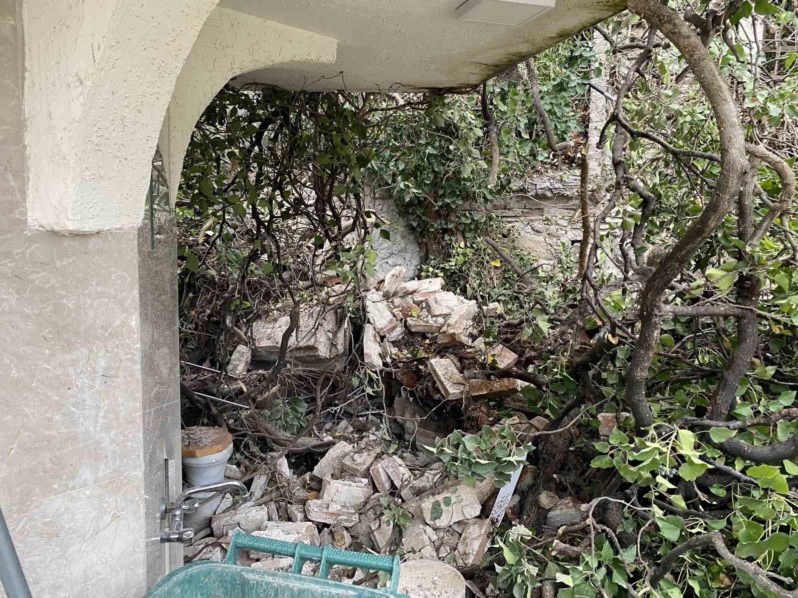 Fırtına tarihi kiliseyi de vurdu