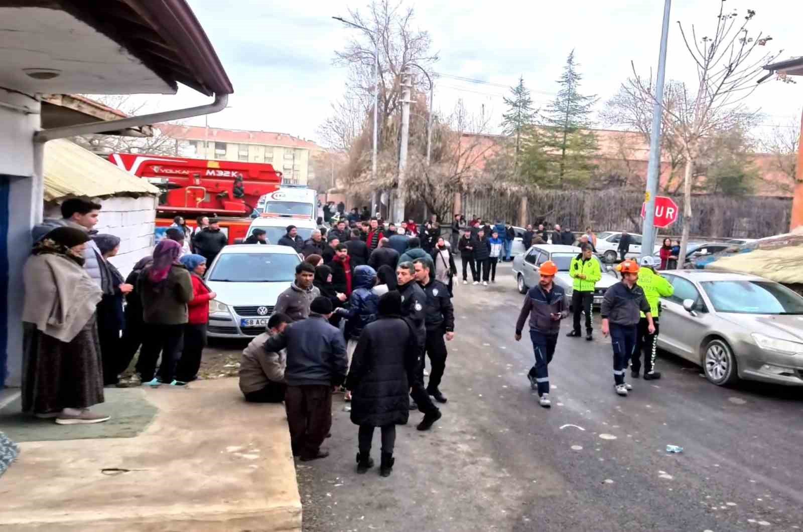 Aksaray’da 2 katlı binada yangın: 5 kişi dumandan etkilendi