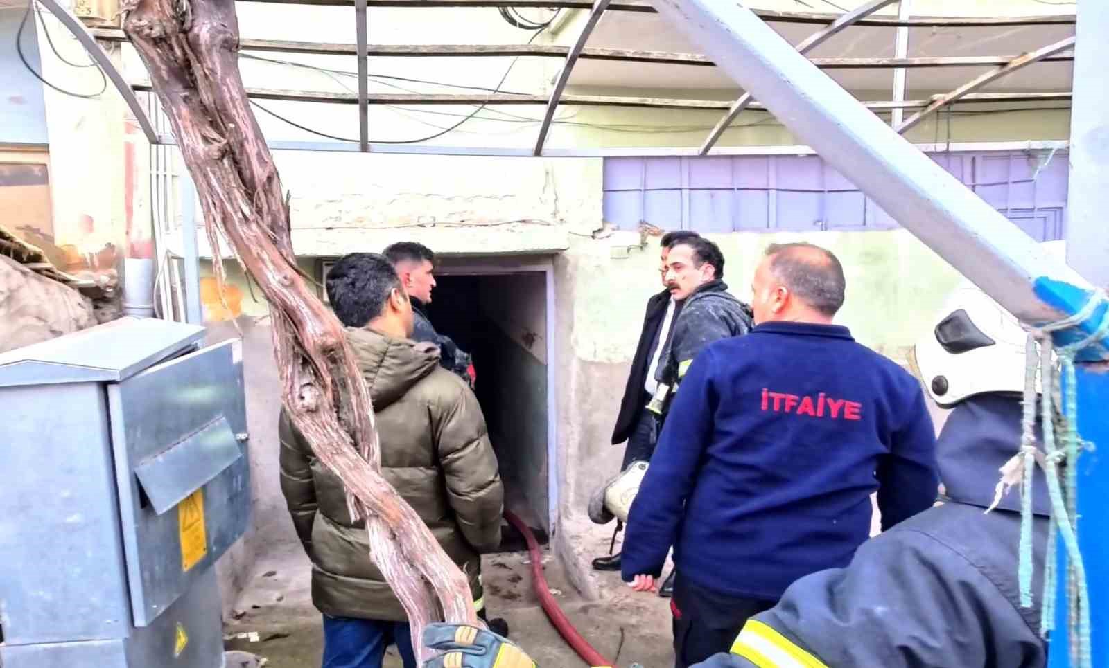 Aksaray’da 2 katlı binada yangın: 5 kişi dumandan etkilendi