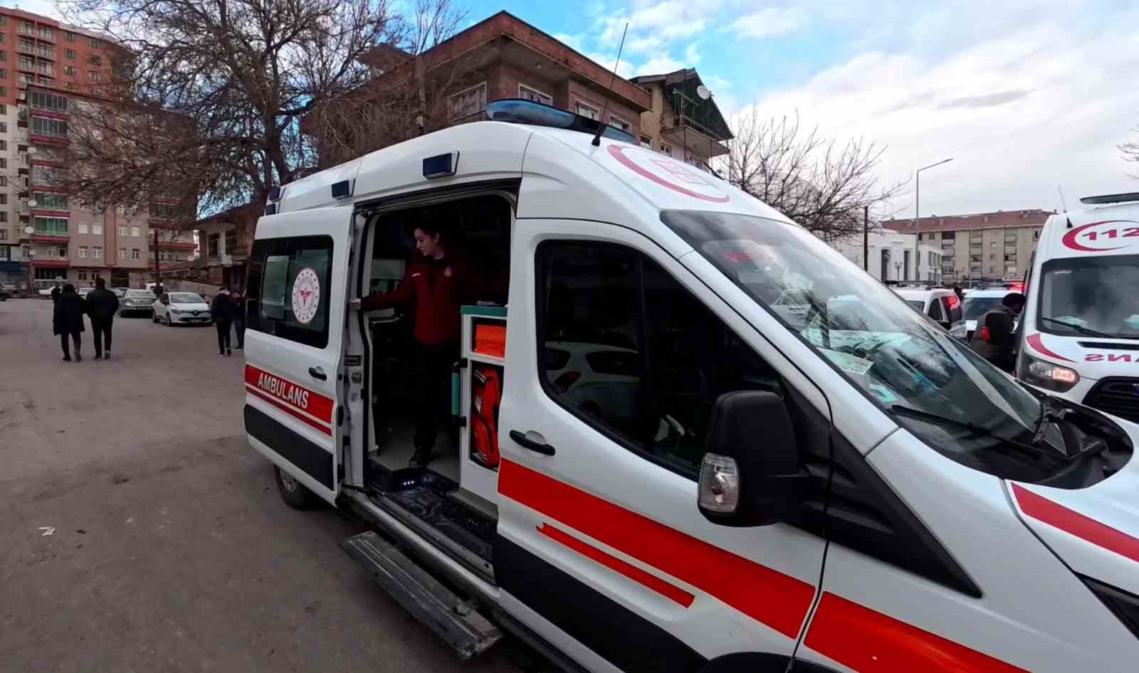 Aksaray’da 2 katlı binada yangın: 5 kişi dumandan etkilendi