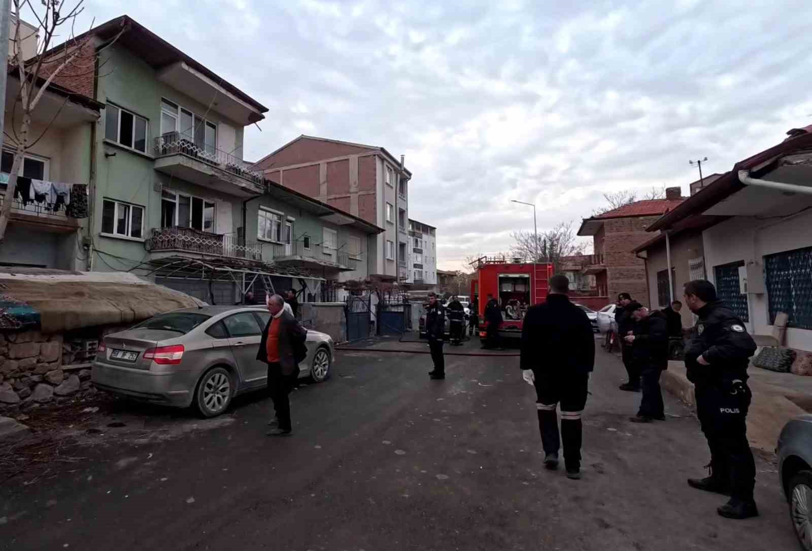 Aksaray’da 2 katlı binada yangın: 5 kişi dumandan etkilendi