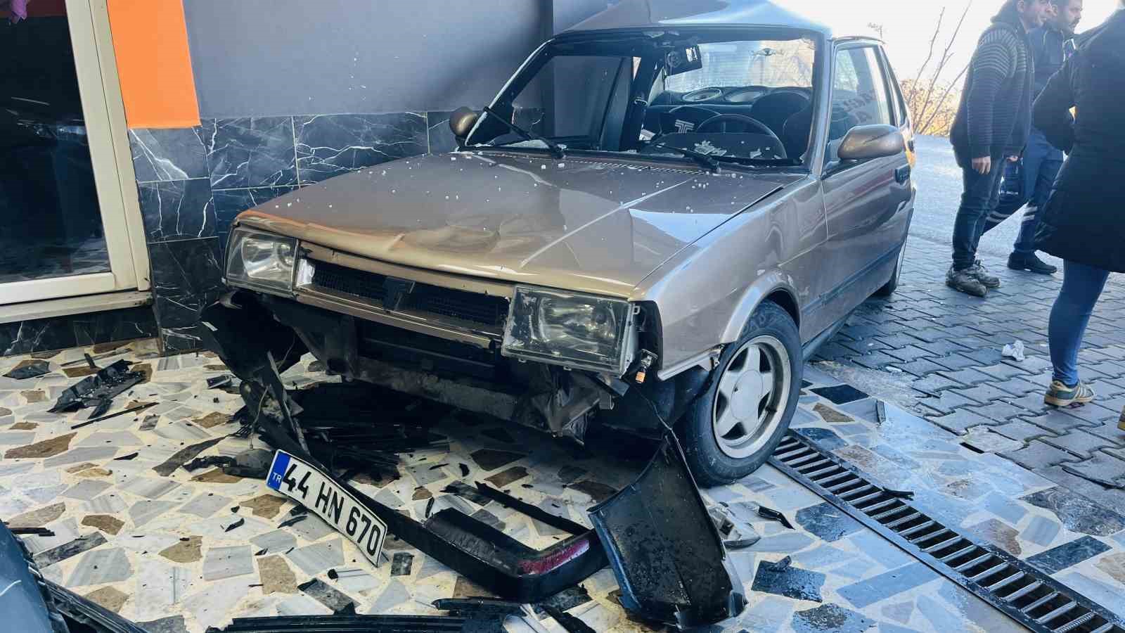 Ordu’da buzlu yolda otomobilin çarptığı yaşlı adam metrelerce havaya savruldu