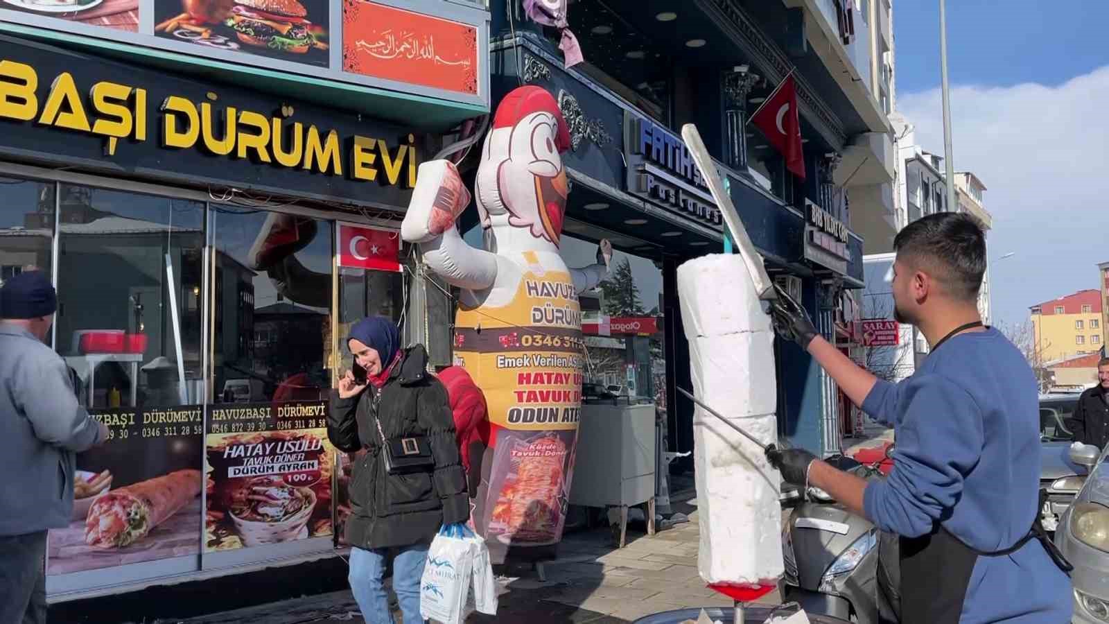 Sivaslı döner ustasından sıra dışı döner