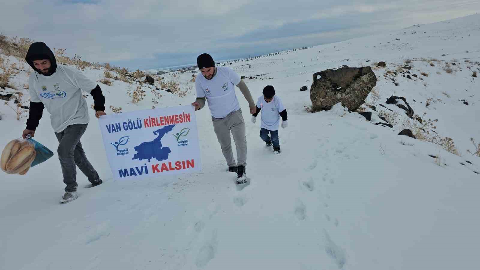 Adilcevaz’da yaban hayvanları unutulmadı: Aktivistlerden Süphan Dağı eteğine yem bıraktı
