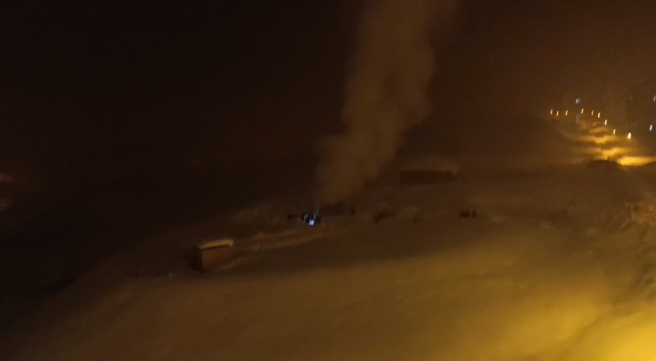 Hakkari’de itfaiye araçlarının çıkamadığı tandır evindeki yangına vatandaşlardan karla müdahale