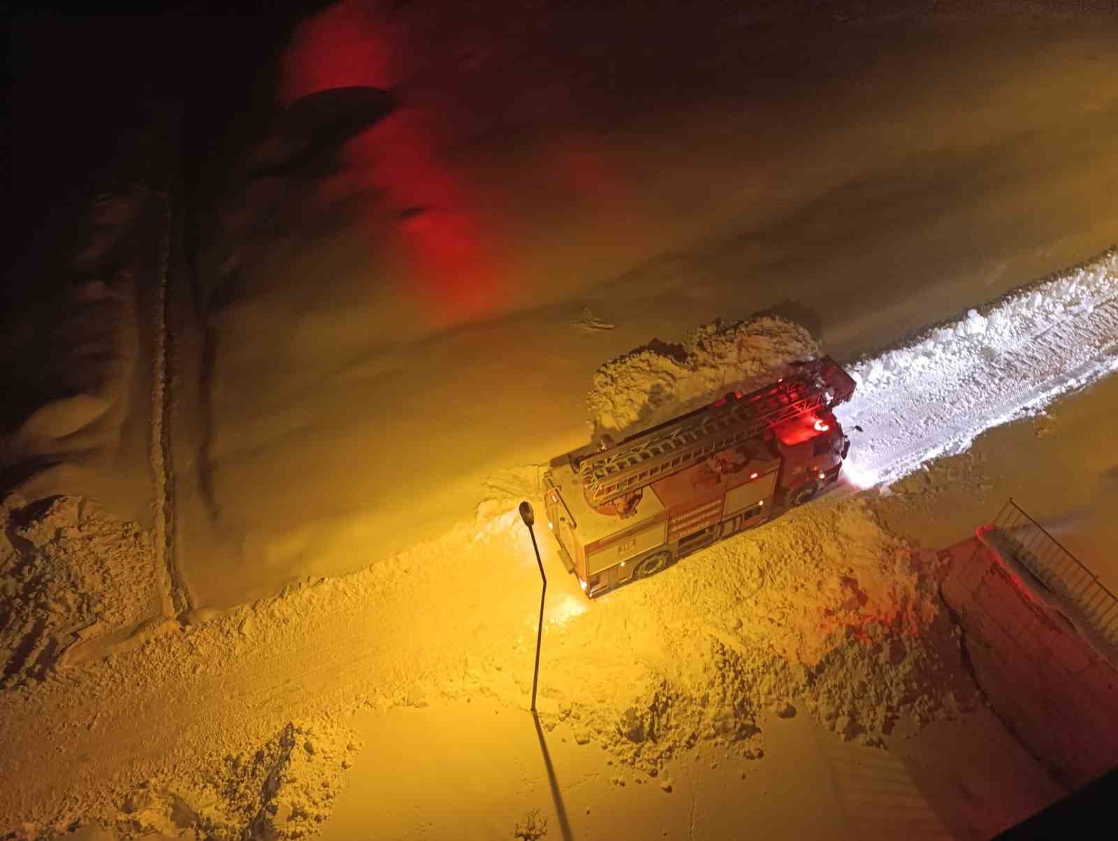 Hakkari’de itfaiye araçlarının çıkamadığı tandır evindeki yangına vatandaşlardan karla müdahale