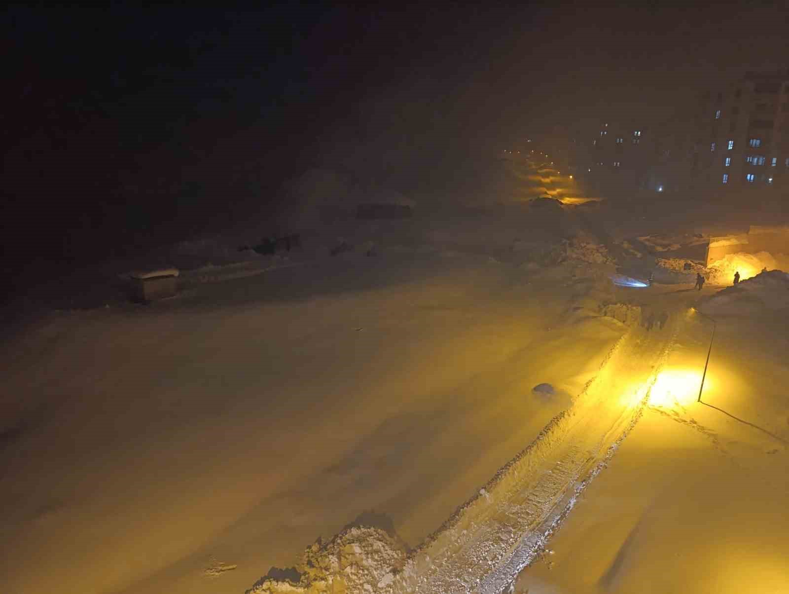 Hakkari’de itfaiye araçlarının çıkamadığı tandır evindeki yangına vatandaşlardan karla müdahale