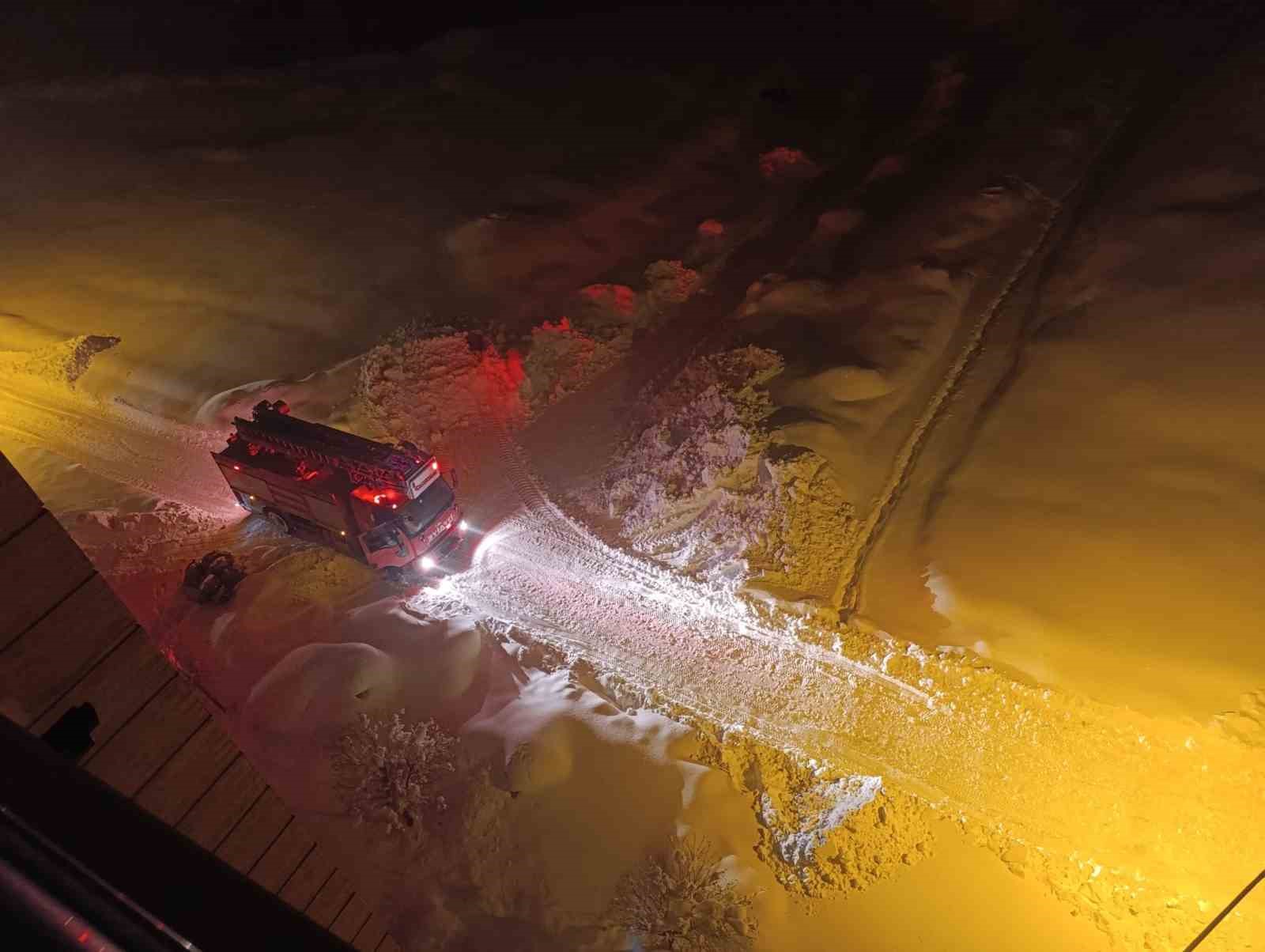 Hakkari’de itfaiye araçlarının çıkamadığı tandır evindeki yangına vatandaşlardan karla müdahale
