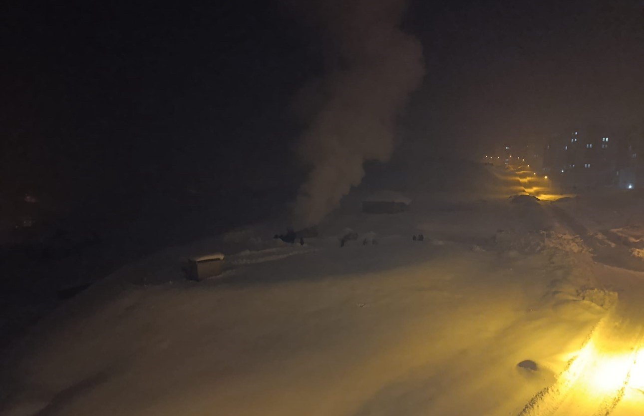 Hakkari’de itfaiye araçlarının çıkamadığı tandır evindeki yangına vatandaşlardan karla müdahale