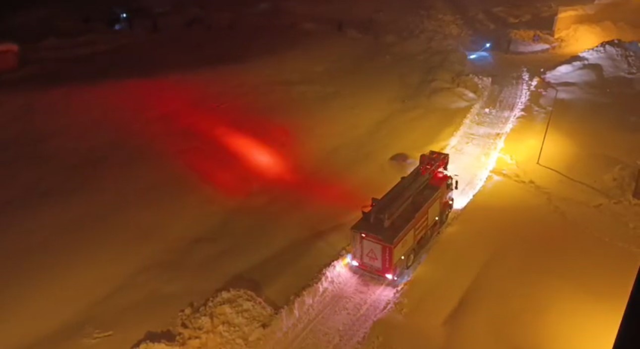 Hakkari’de itfaiye araçlarının çıkamadığı tandır evindeki yangına vatandaşlardan karla müdahale