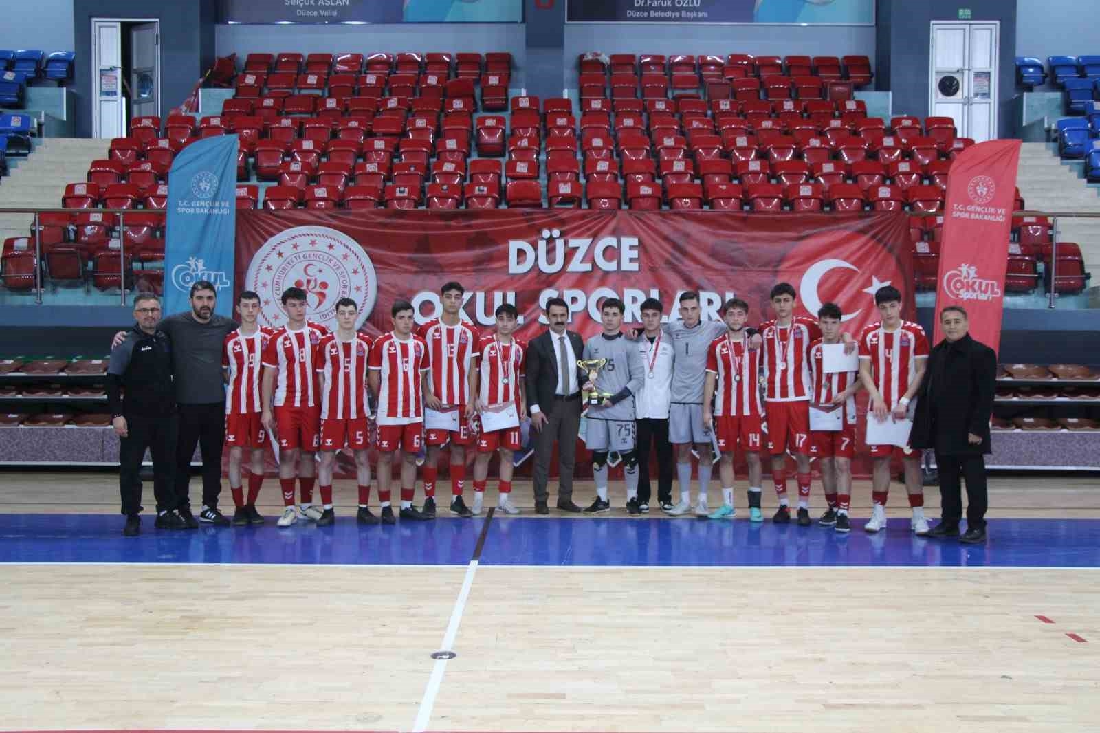 Genç erkekler futsal heyecanı sona erdi