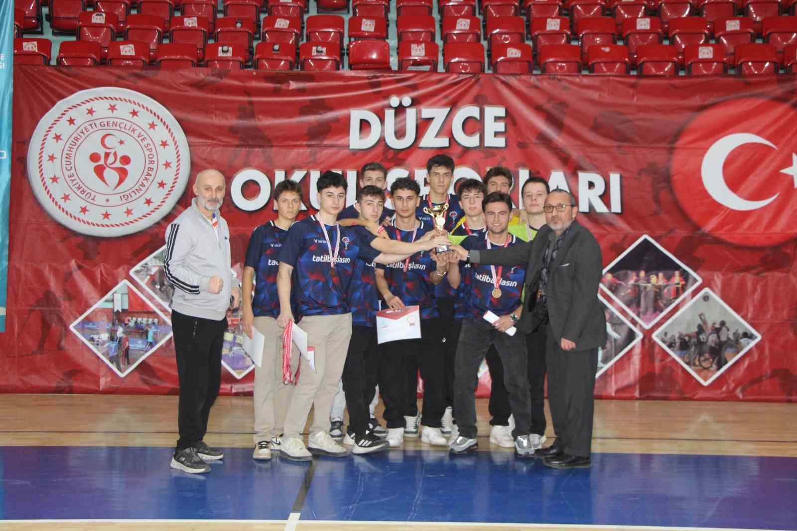 Genç erkekler futsal heyecanı sona erdi