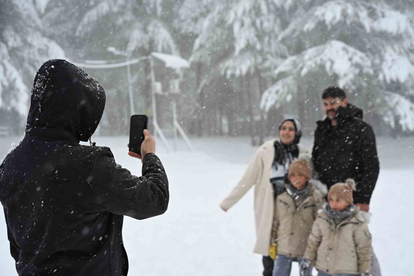 Manisa’da kar coşkusu: Yaylalar ziyaretçilerle doldu