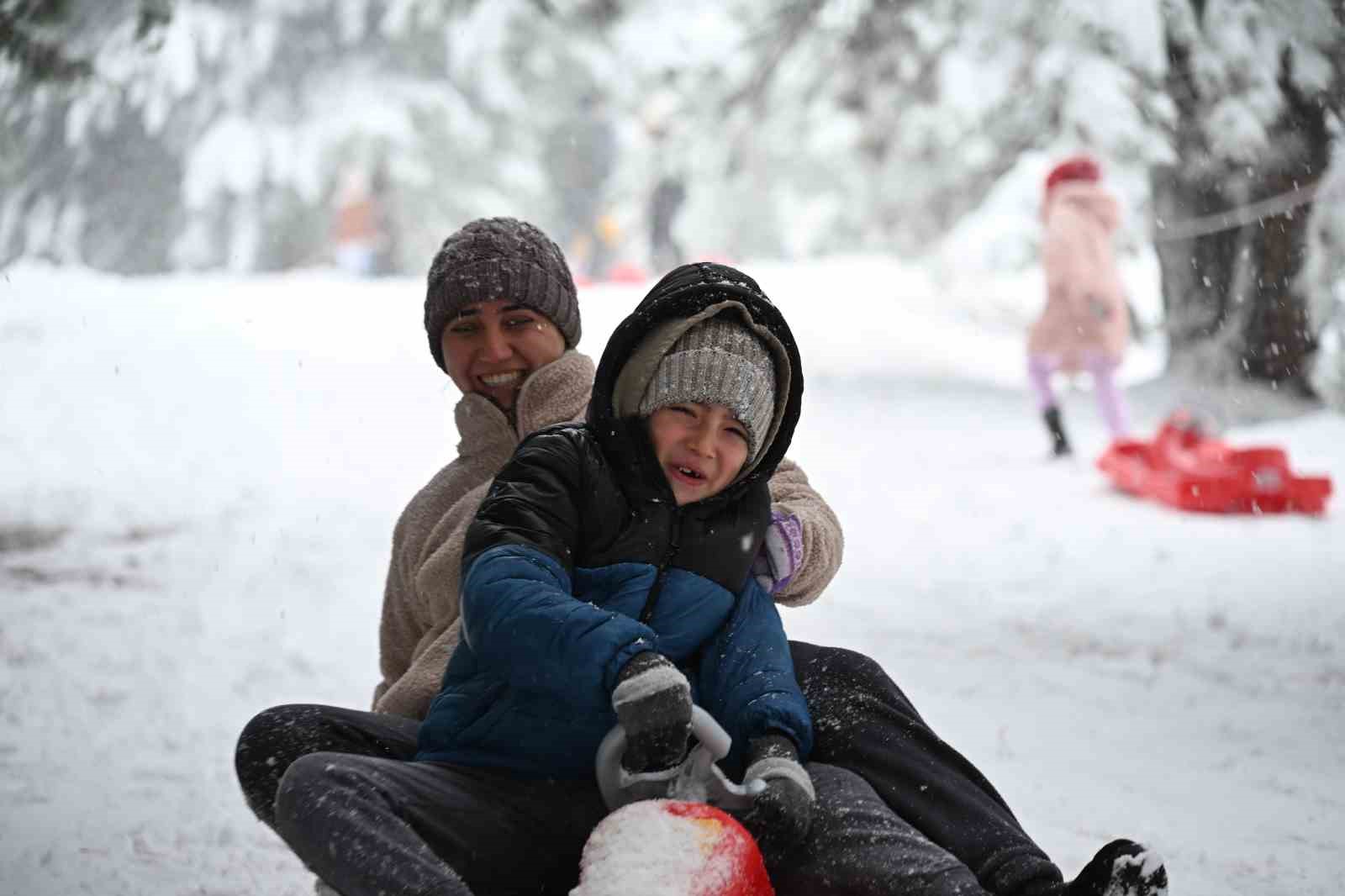 Manisa’da kar coşkusu: Yaylalar ziyaretçilerle doldu