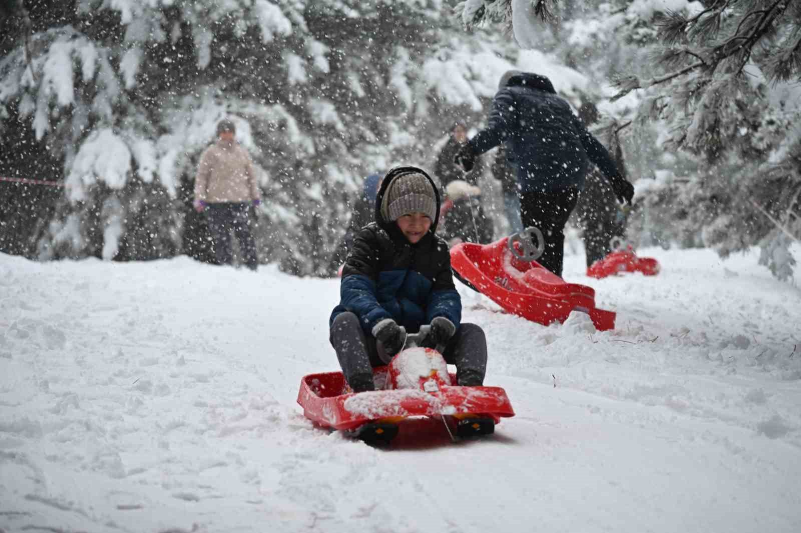 Manisa’da kar coşkusu: Yaylalar ziyaretçilerle doldu