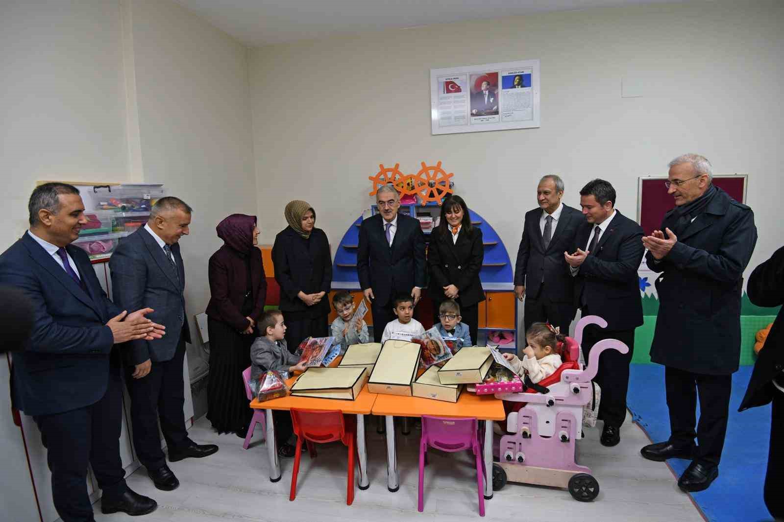 Başkan Aydın, özel Gereksinimli çocukların karne sevincini paylaştı