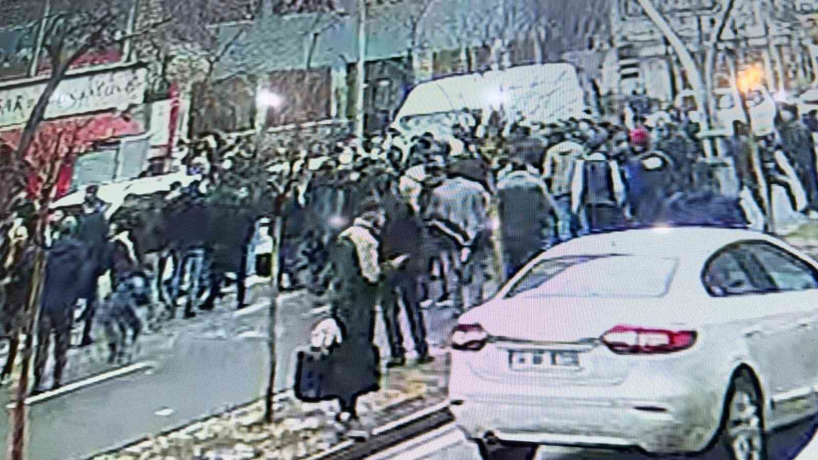 Diyarbakır’da düğünde karşılaşan husumetli ailelerin kavgası sokağa taştı