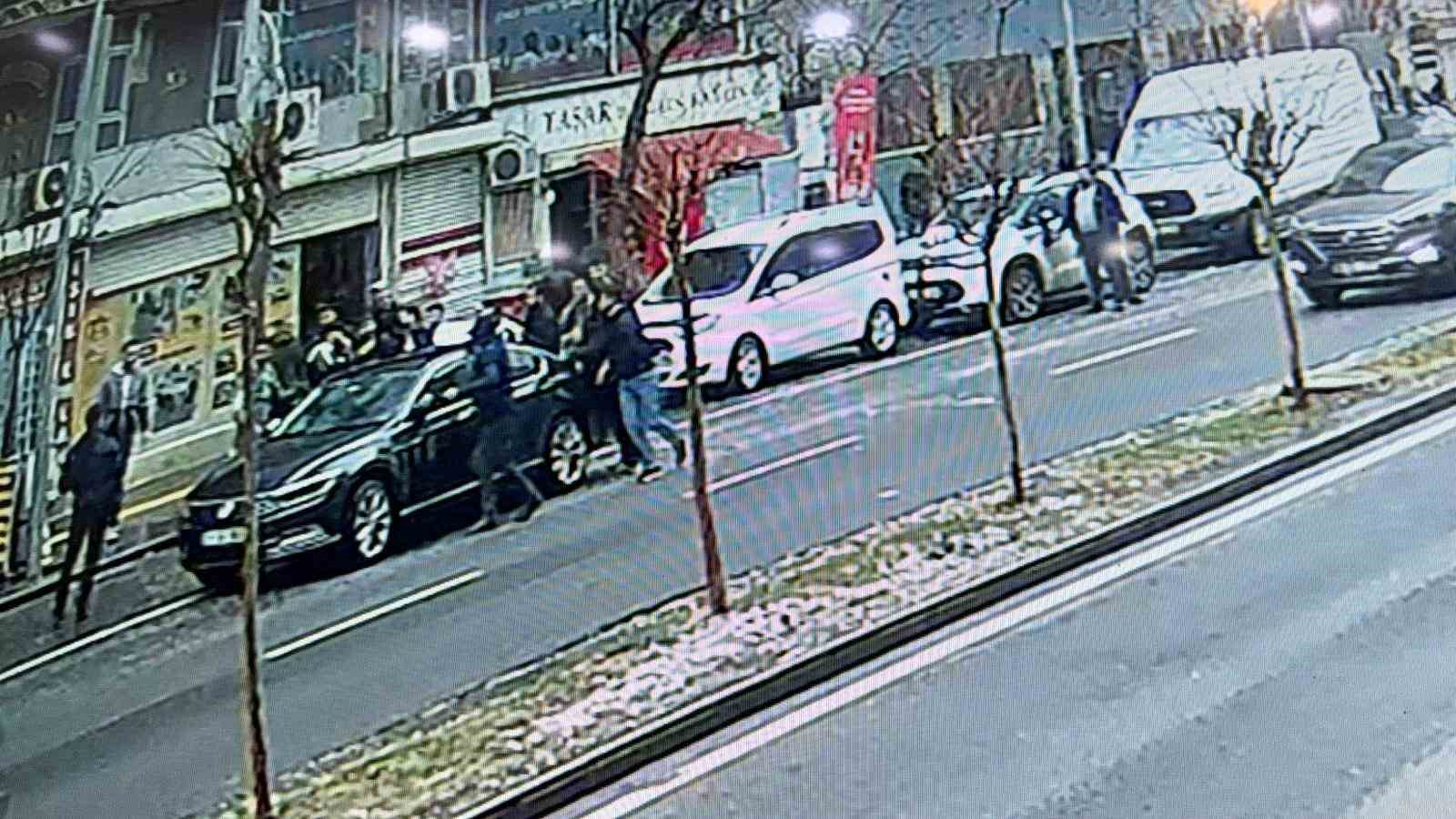 Diyarbakır’da düğünde karşılaşan husumetli ailelerin kavgası sokağa taştı