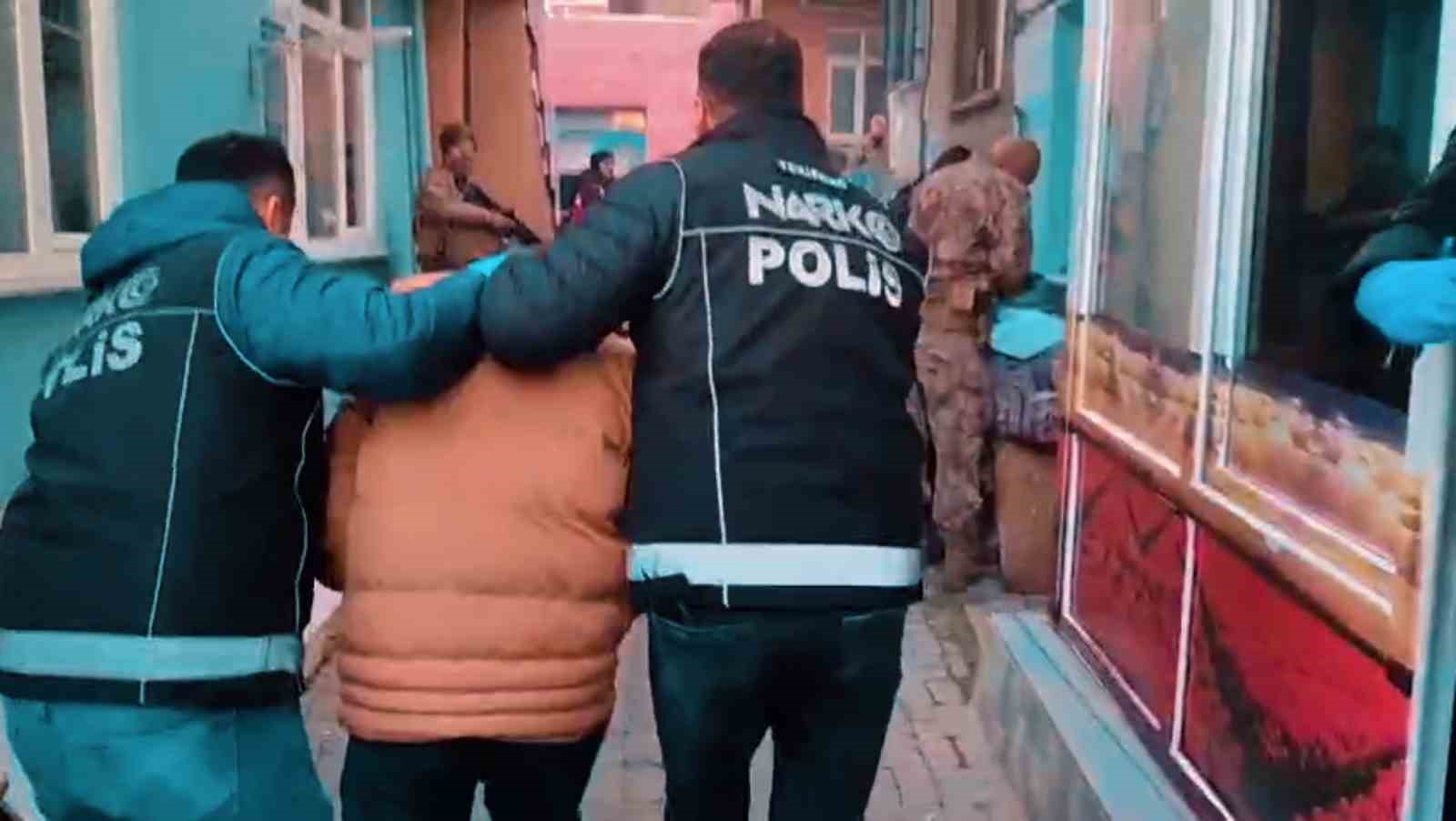 Helikopterli operasyonla uyuşturucu tacirlerine darbe: 16 tutuklama