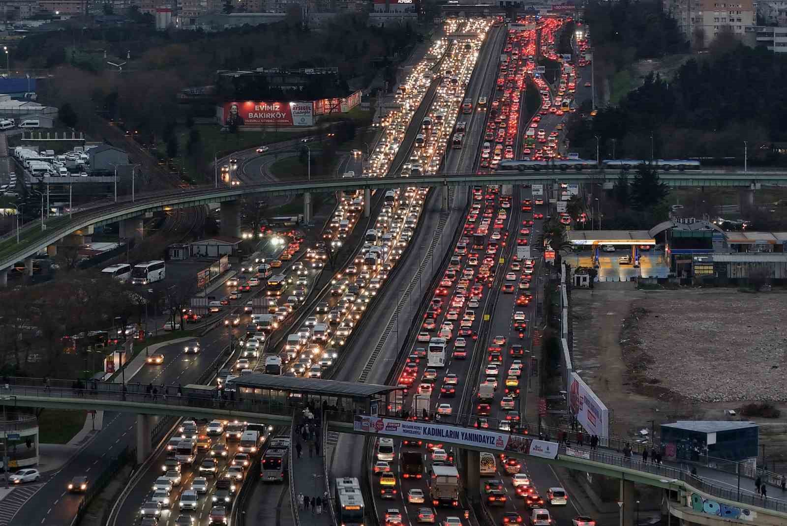 İstanbul’da yüzde 90’a varan trafik havadan görüntülendi