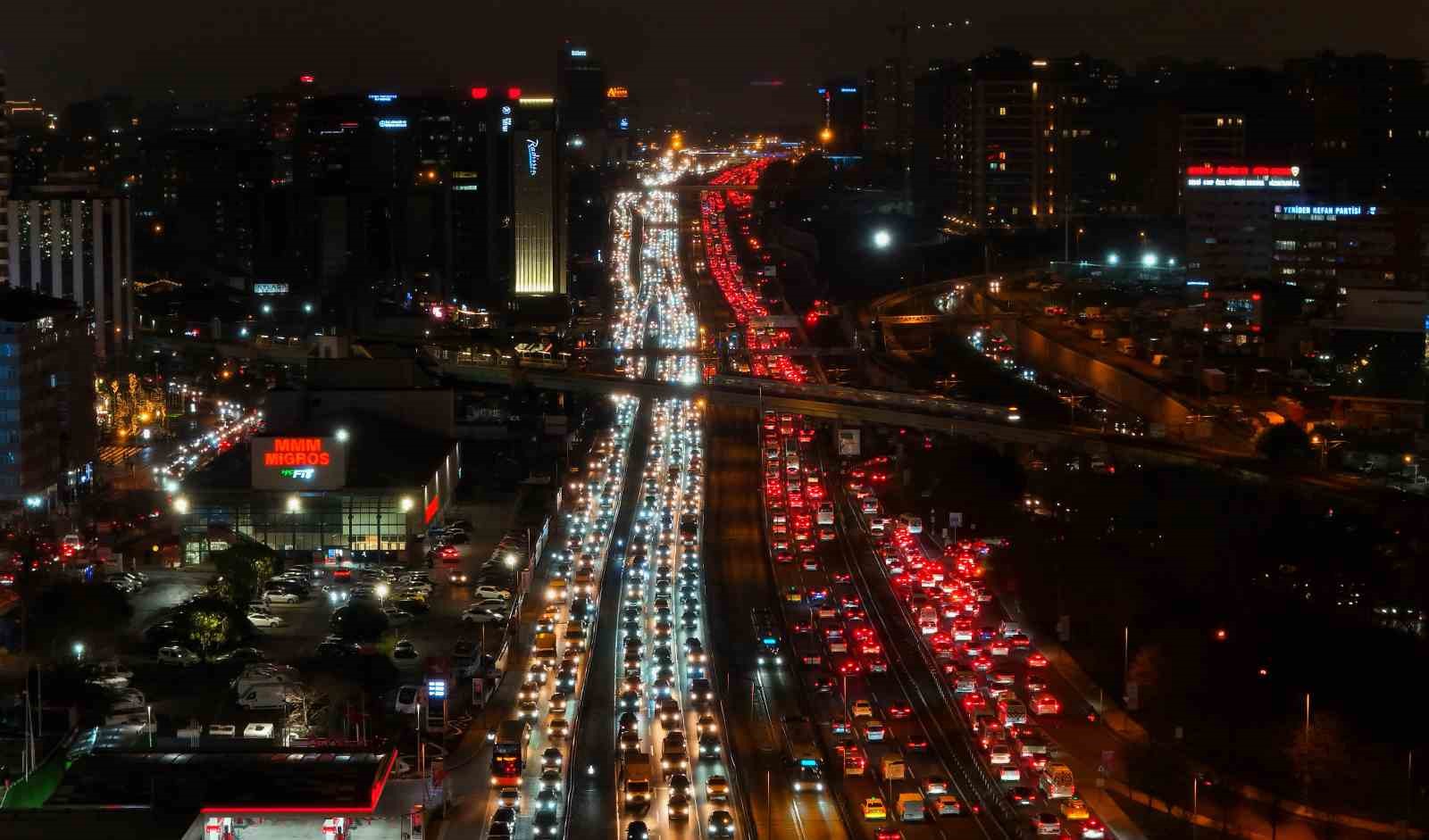 İstanbul’da yüzde 90’a varan trafik havadan görüntülendi