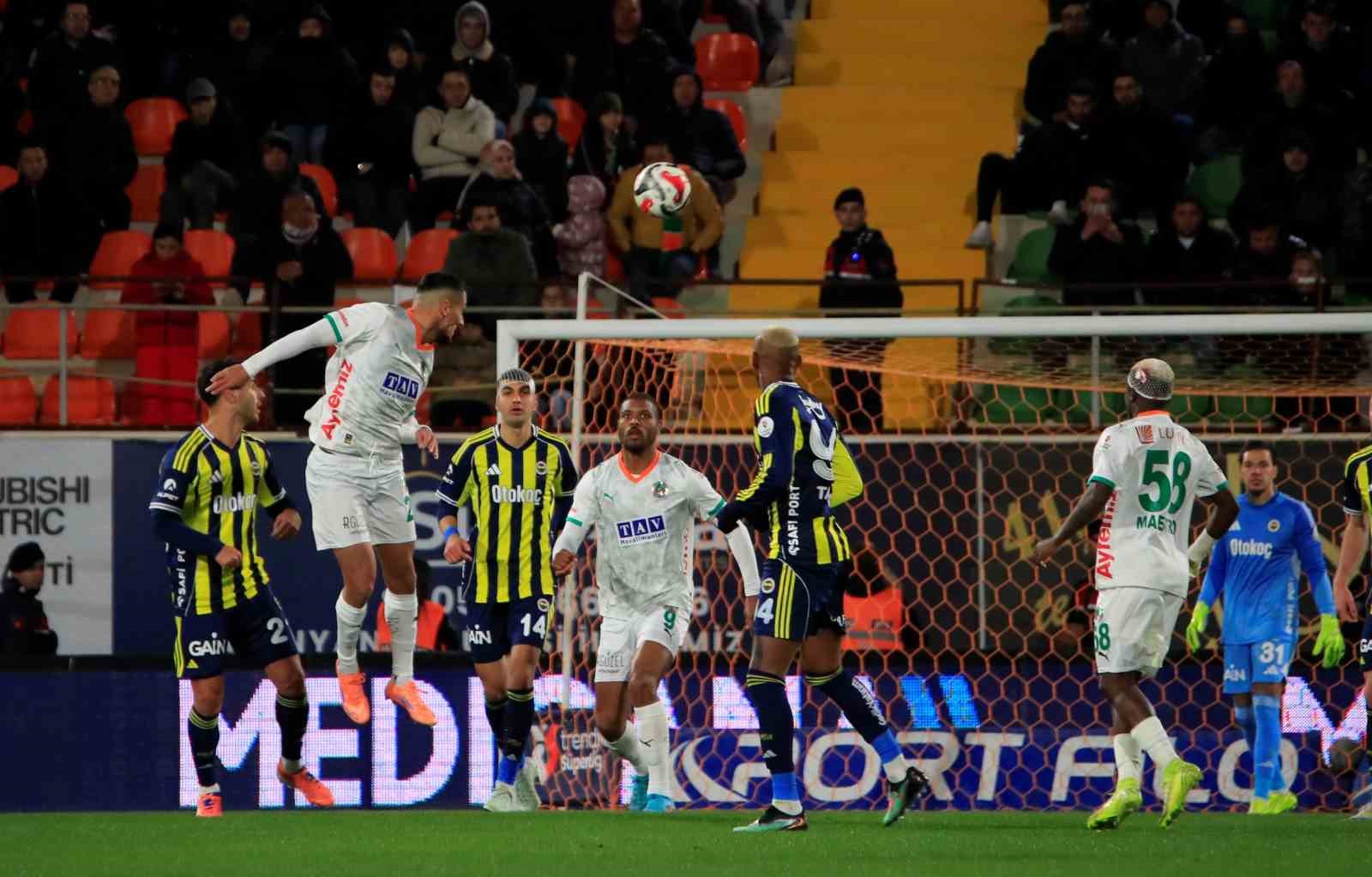 Trendyol Süper Lig: Corendon Alanyaspor: 2 - Fenerbahçe: 3 (Maç sonucu)