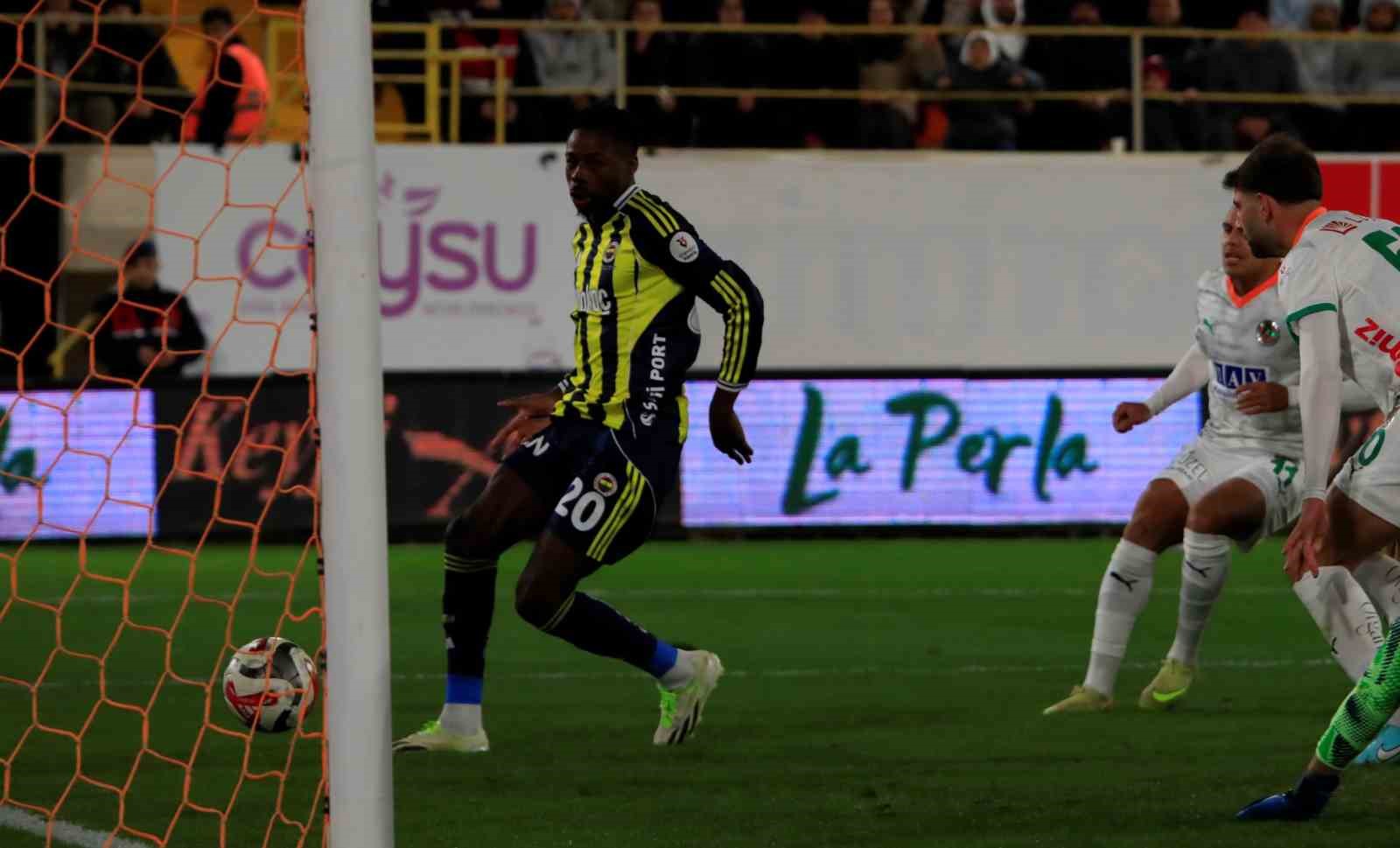 Trendyol Süper Lig: Corendon Alanyaspor: 2 - Fenerbahçe: 3 (Maç sonucu)