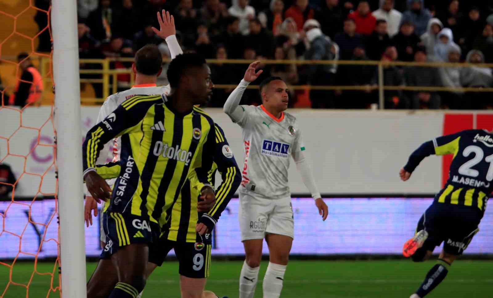 Trendyol Süper Lig: Corendon Alanyaspor: 2 - Fenerbahçe: 3 (Maç sonucu)