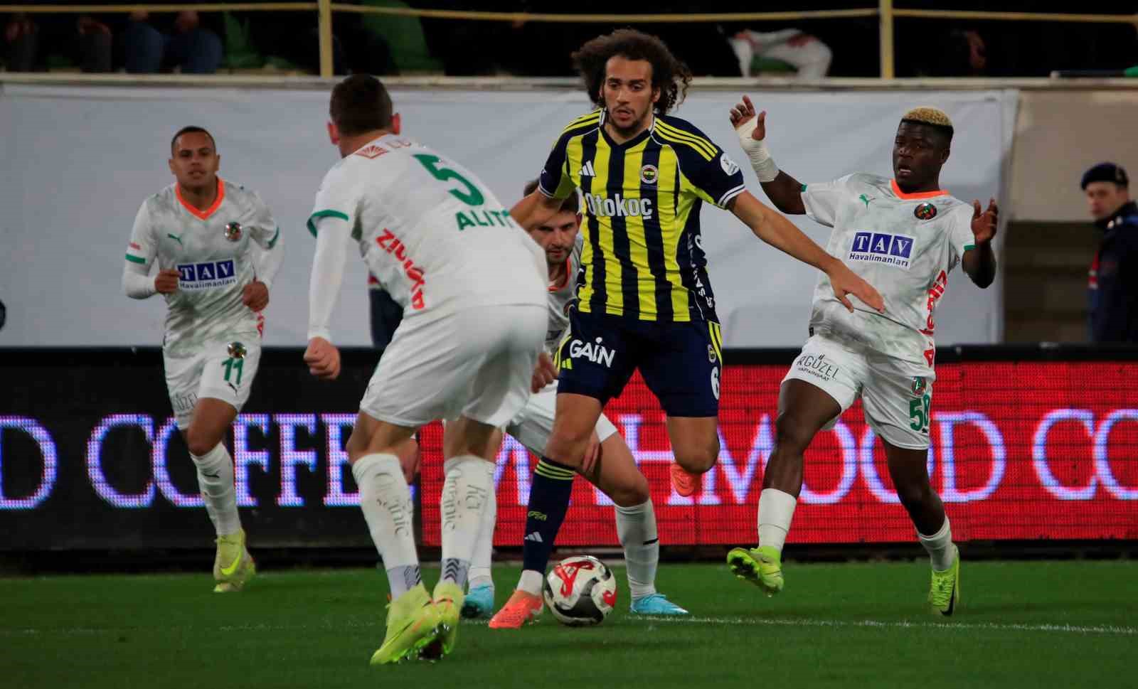 Trendyol Süper Lig: Corendon Alanyaspor: 2 - Fenerbahçe: 3 (Maç sonucu)